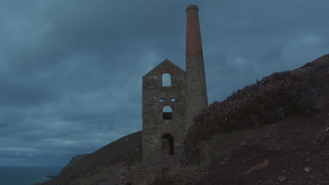 Parallaxenenthüllung-Der-Wheal-Coates-Mine-An-Der-Küste-Von-Cornwall-Bei-Bewölktem-Morgengrauen,-Schieberegler