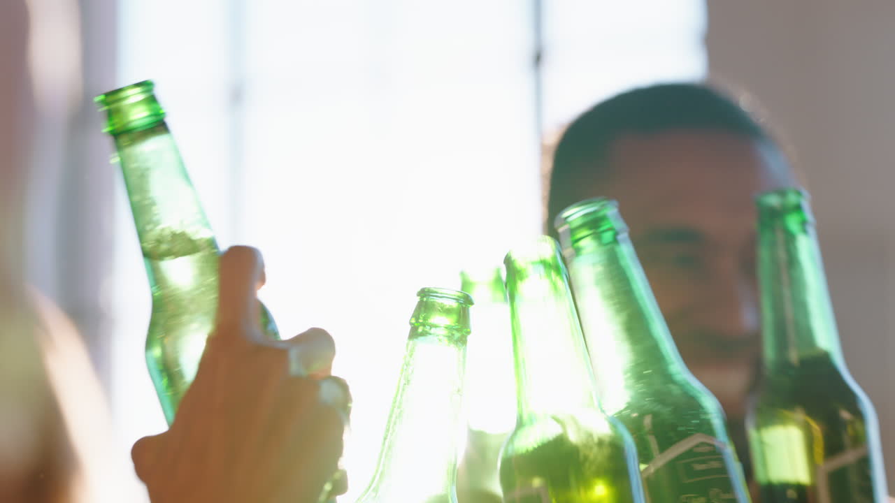 행복한 친구 그룹이 토스트를 만들고 재미있게 마시고 사교적으로 지내고 채팅하고 대화를 나누고 일몰 때 재결합 모임을 즐기고