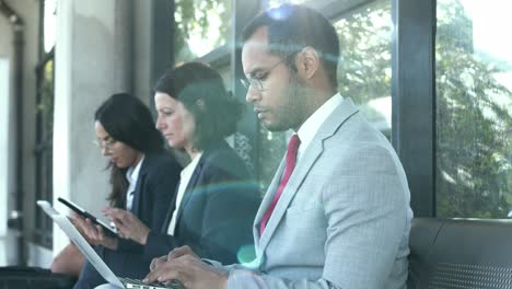personas de negocios serias con dispositivos digitales