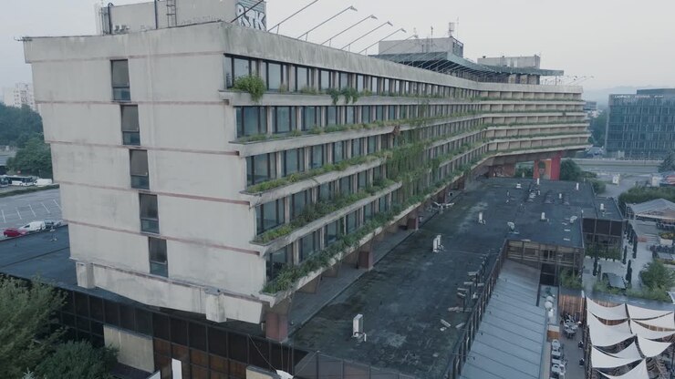 Ripresa aerea con drone: Cracovia, Polonia, struttura brutalista sovietica abbandonata Hala Forum all'alba.