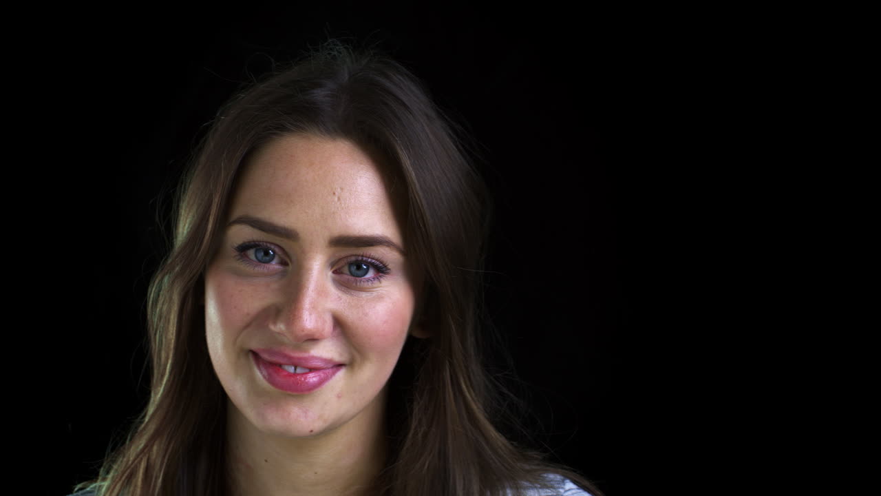 acercamiento de una joven atractiva sonriendo a la cámara