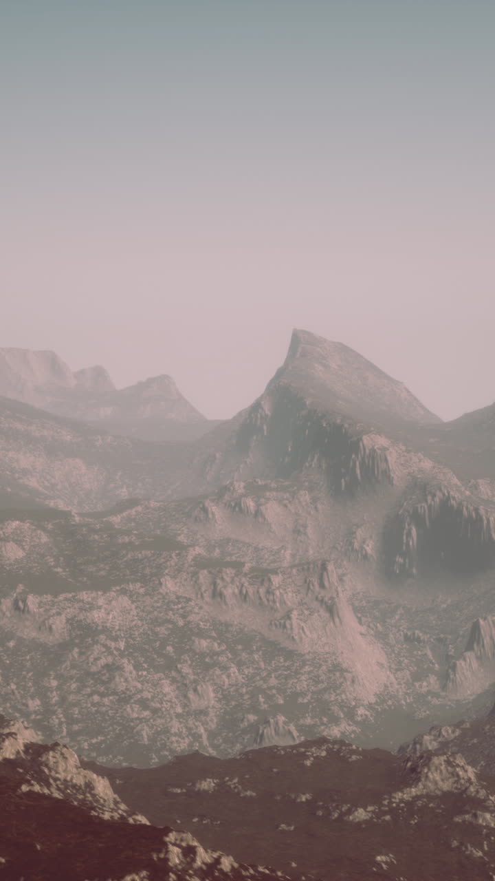 황량 한 풍경 에 있는 안개 가 가득 한 산맥