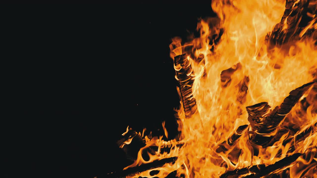 la hoguera arde por la noche sobre un fondo negro en la naturaleza