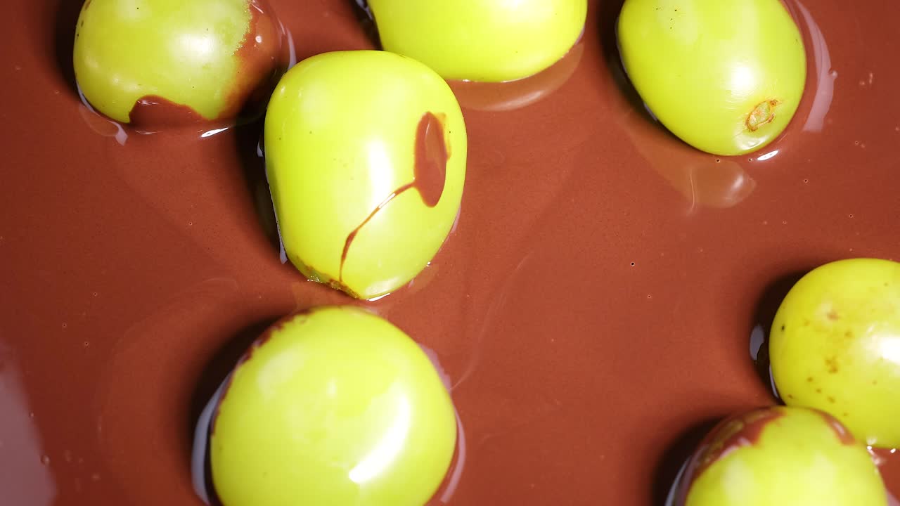 uvas verdes recubiertas de chocolate liso