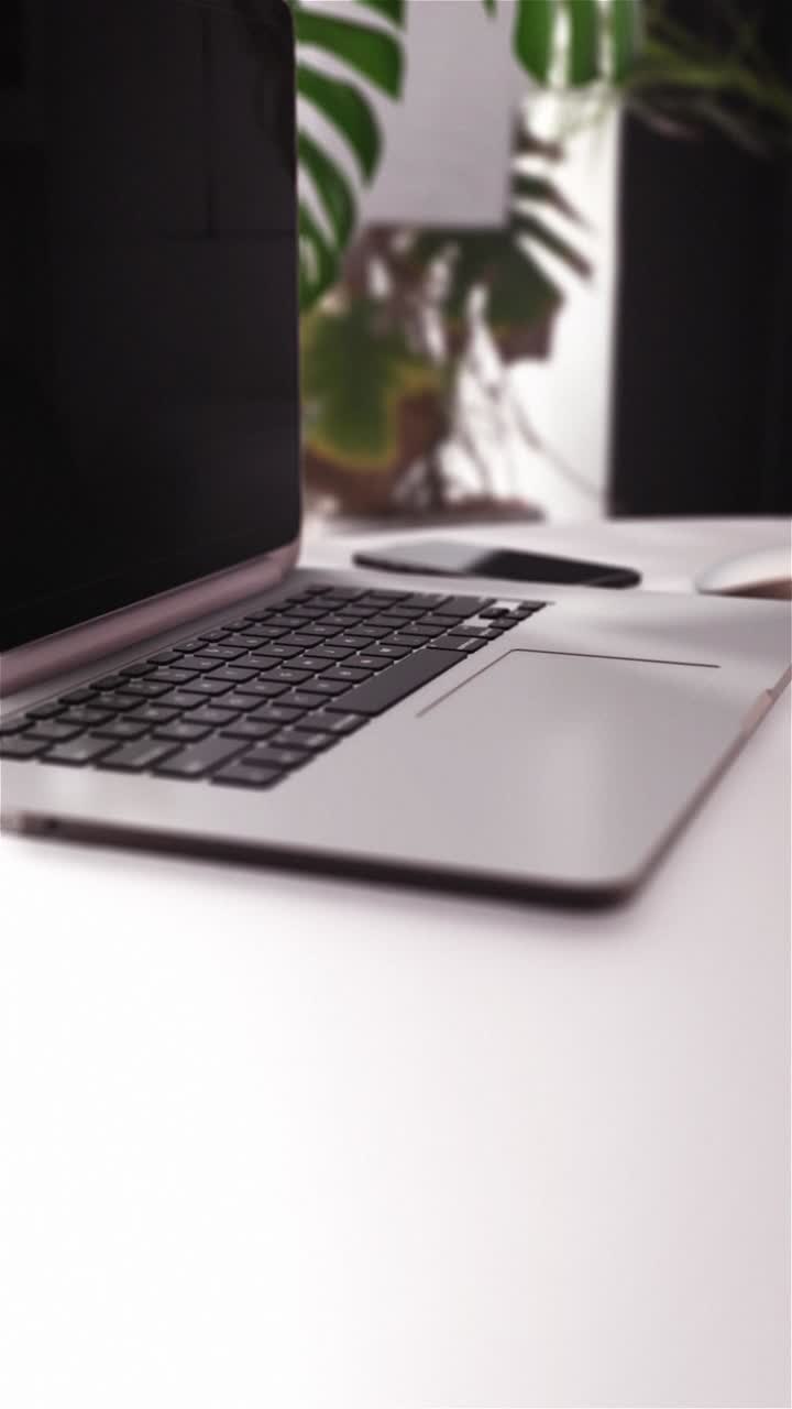 Moderner Laptop und digitale Geräte auf einem sauberen weißen Schreibtisch