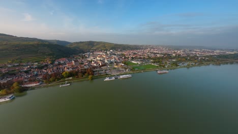 Toma-Aérea-De-Rotación-Lenta-De-Las-Ciudades-Stein-Y-Krems-An-Der-Donau-Con-Sus-Hermosas-Colinas-Y-Naturaleza-Circundantes