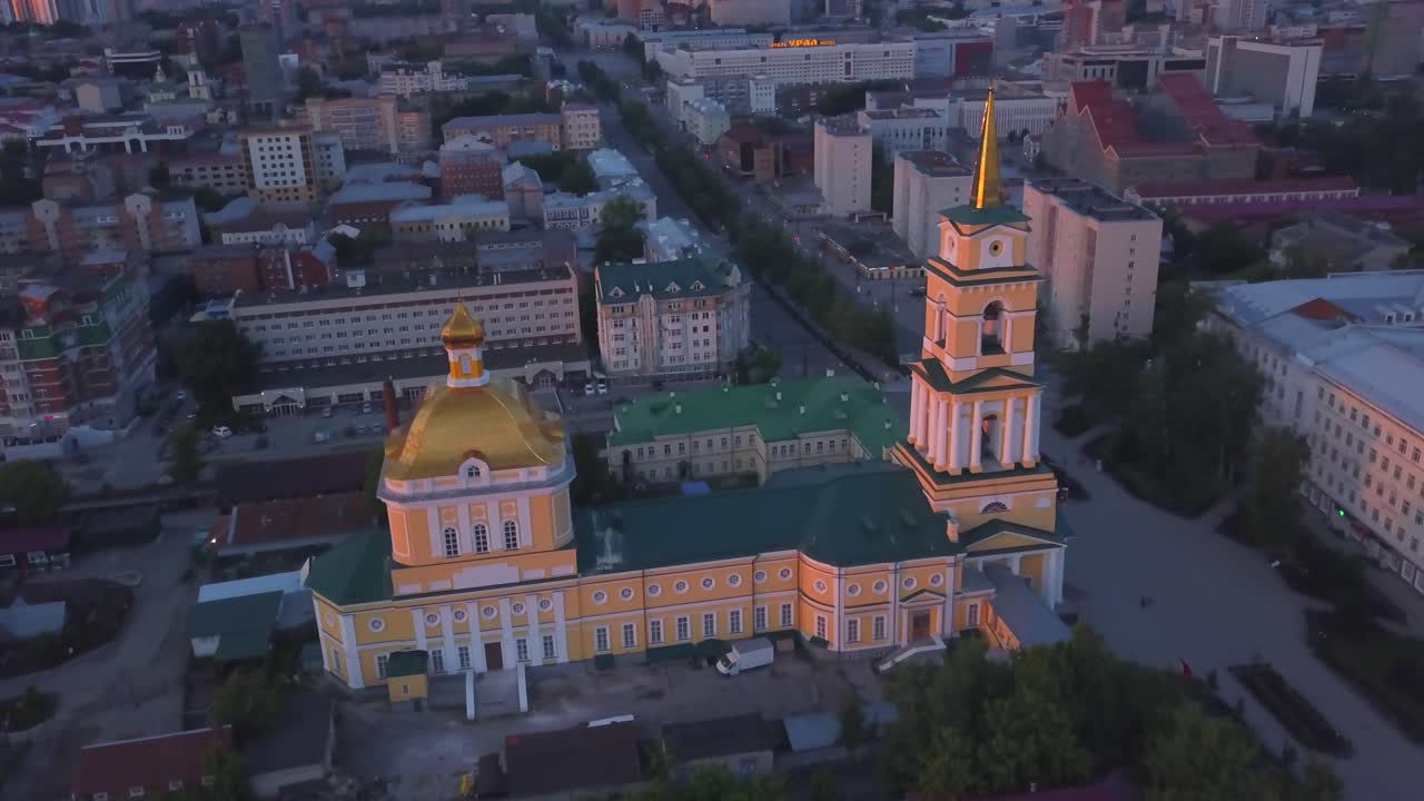 vista aérea de una ciudad con una iglesia al amanecer o al atardecer