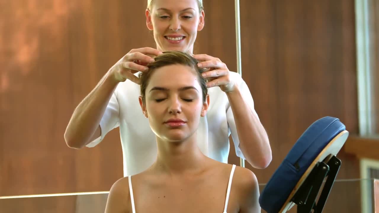 머리 마사지를 받는 편안한 여자