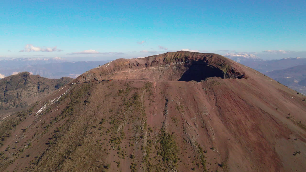 화창한 날 이탈리아 남부 베수비오 산 정상을 향해 공중으로 밀어보세요