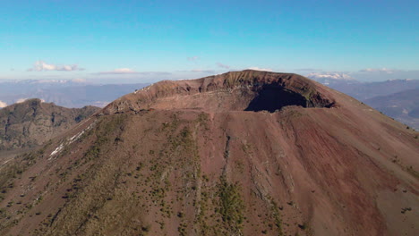 Push-in-aerial-view-towards-Mount-Vesuvius-peak,-South-Italy-on-sunny-day