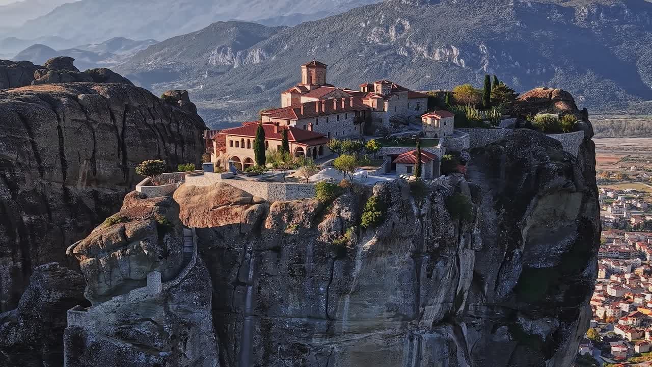 Monasterio sobre una formación rocosa en Meteora, Grecia, a mediodía.