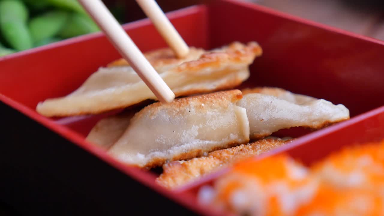 Zdjęcie z bliska pierożków Gyoza w pudełku Bento