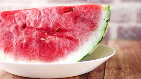 cerca de una rebanada de melón de agua en un plato