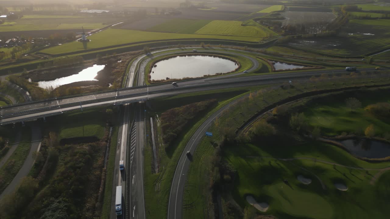 고속도로 교통 교차로의 놀라운 영화적인 공중 - 골든 아워