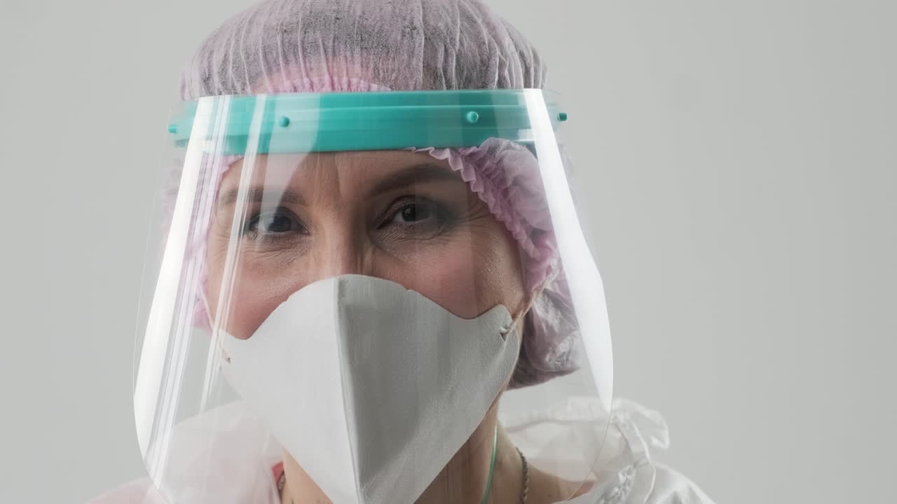 primer plano de un trabajador sanitario con equipo de protección