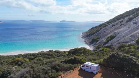 campervan estacionado en la playa de la miseria en australia occidental