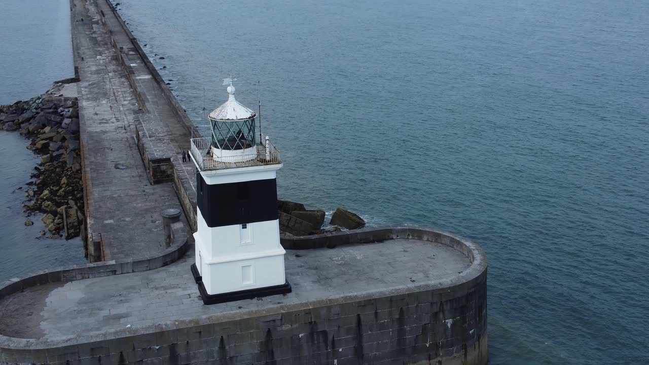 маяк holyhead самый длинный бетонный прибрежный морской защитный знак вид с воздуха медленное вращение вправо