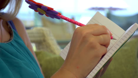 escribiendo con un bolígrafo en el cuaderno