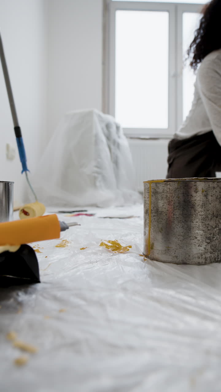 una mujer pintando una habitación.