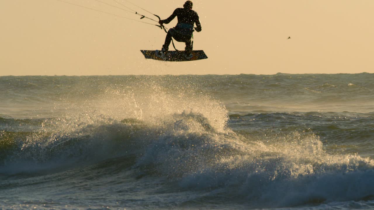 kiteboarding en acción durante el atardecer