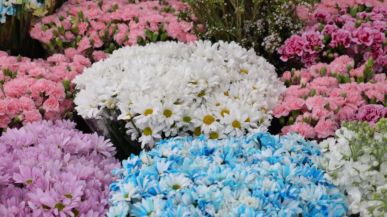 시장 에서 여러 가지 꽃 을 파는 것