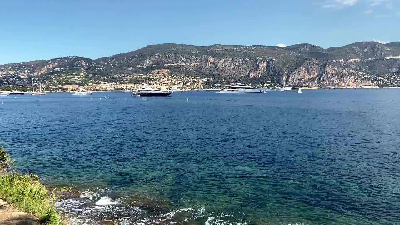 Onde dell'oceano che si infrangono sulla costa rocciosa lungo la
