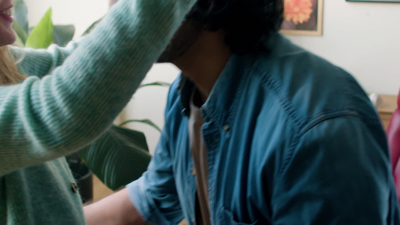 행복 한 젊은 커플 포옹