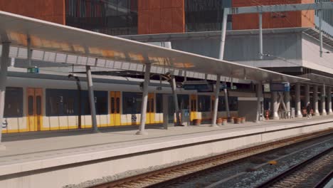 Estación-De-Tren-Central-Grande-Y-Tranquila-Durante-El-Bloqueo-De-La-Corona-Pandémica-Covid-19