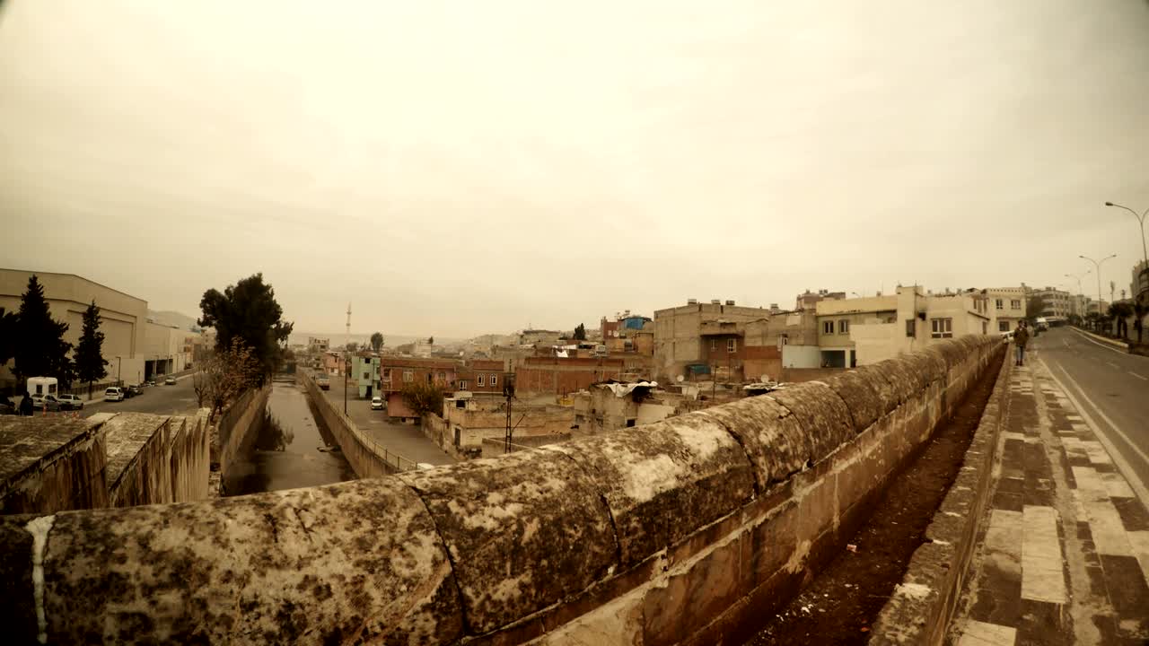 puente bajo el canal en el centro histórico de urfa zona de barrios marginales lejano día invernal nublado sanliurfa