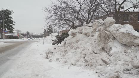 Grandes-Y-Altos-Bancos-De-Nieve-Al-Lado-De-La-Carretera-En-Zona-Urbana-En-Invierno