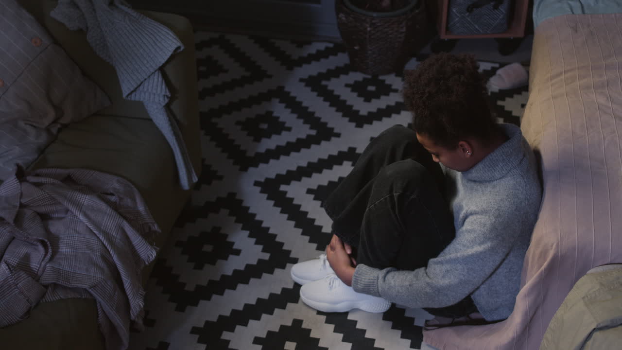 грустная женщина сидит на полу