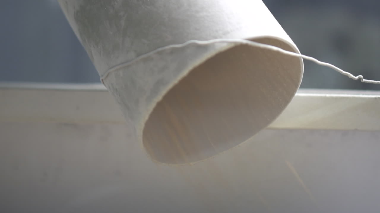 튜브 에서 떨어지는 옥수수 어리