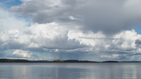 Lapso-De-Tiempo-De-Cumulus-De-Nube-De-Tormenta-Sobre-El-Lago-Nasijarvi-Finlandia