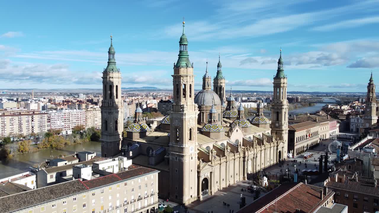 Veduta aerea della Basilica del Pilar a Saragozza, Spagna