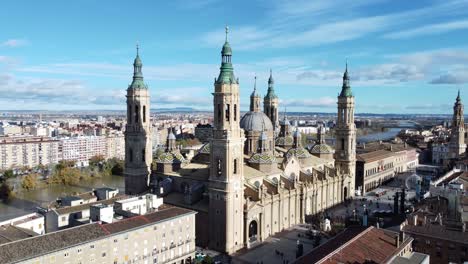 Toma-Aérea-De-La-Basílica-Del-Pilar-En-Zaragoza,-España