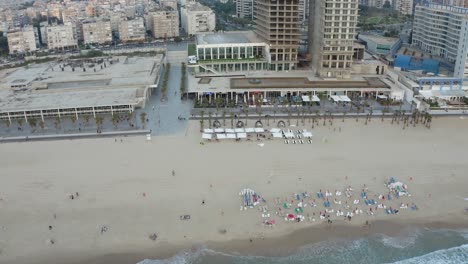 un hermoso paseo en la playa