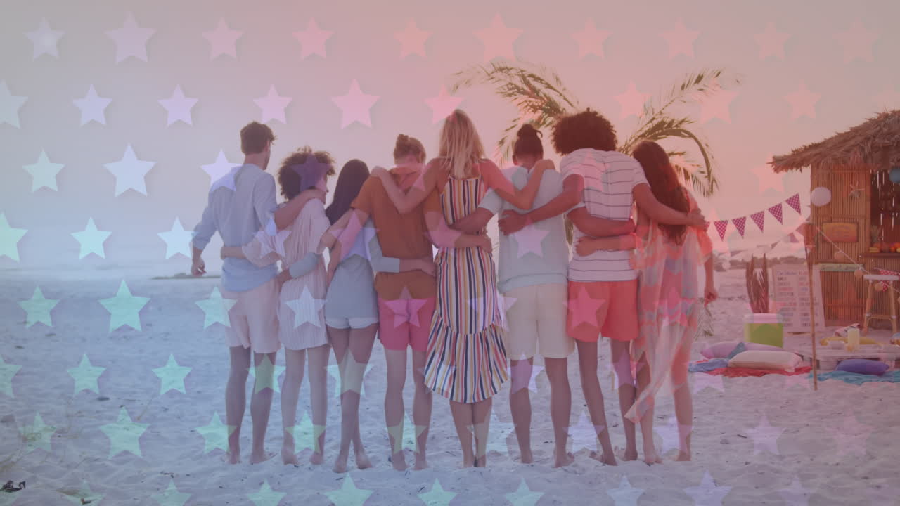 해변에서 춤추는 친구들의 그룹의 뒤쪽 시야에 여러 개의  ⁇ 박이는 별들이 있습니다.