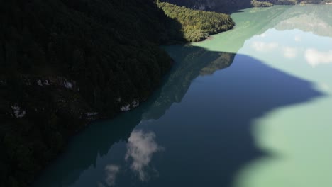 Ein-Sehr-Dunkler-Ort-Warf-Schatten-über-Einen-Klaren-See,-Der-Den-Himmel-Widerspiegelte,-Himmelswolken,-Stilles-Wasser,-Niemand-In-Der-Mitte-Von-Nirgendwo-Am-Rande-Der-Welt,-Wald,-Vogelblick-über-Einen-Dschungel