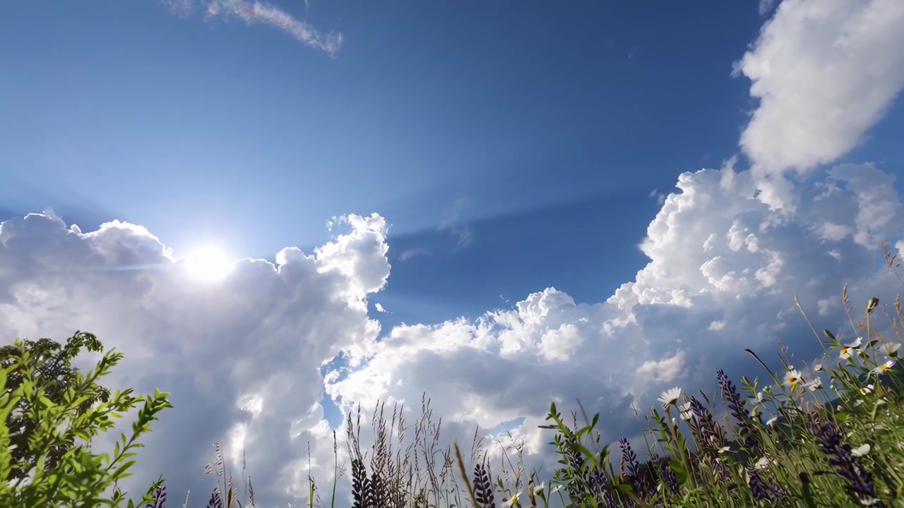 Sol brilhando através de nuvens brancas em um céu azul brilhante