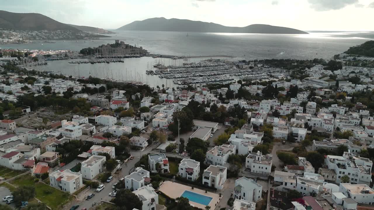 vista aérea de la ciudad de bodrum, turquía - casas blancas y puerto deportivo a la vista