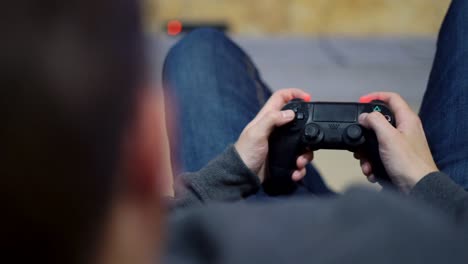 Vista-De-Cerca-De-Las-Manos-Del-Hombre-Jugando-Videojuegos-En-Casa.-Disparar-Y-Controlar-Usando-El-Controlador-Del-Juego.-Juego-Inalámbrico