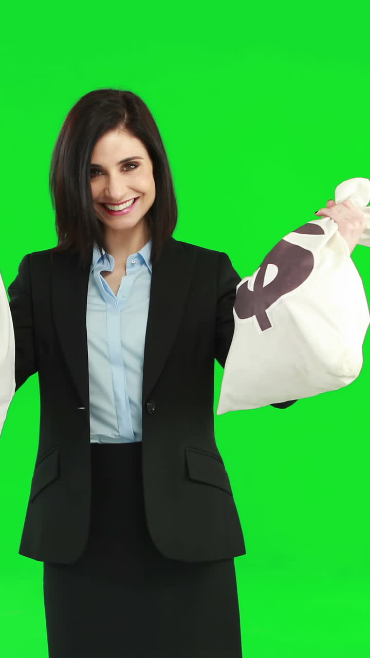 mujer de negocios feliz mostrando bolsas de dinero
