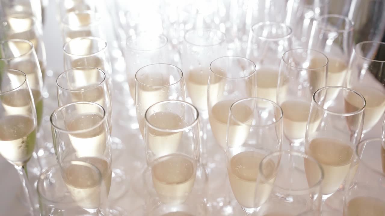Elegante esposizione di calici di spumante pronti per un brindisi festivo