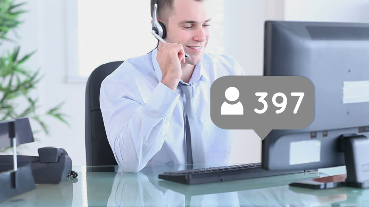 Animazione di icona di social media e numeri che cambiano su uomo d'affari che indossa un auricolare telefonico