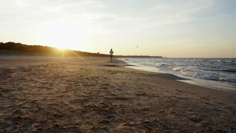 Hombre-Corriendo-En-La-Playa-Al-Atardecer-En-Swinoujscie,-Polonia