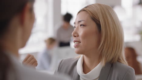 Hermosa-Mujer-De-Negocios-Asiática-Charlando-Con-Clientes-Sonriendo-Disfrutando-Del-Desarrollo-De-Una-Asociación-Corporativa-Discutiendo-El-Proyecto-En-Un-Moderno-Espacio-De-Trabajo-De-Oficina