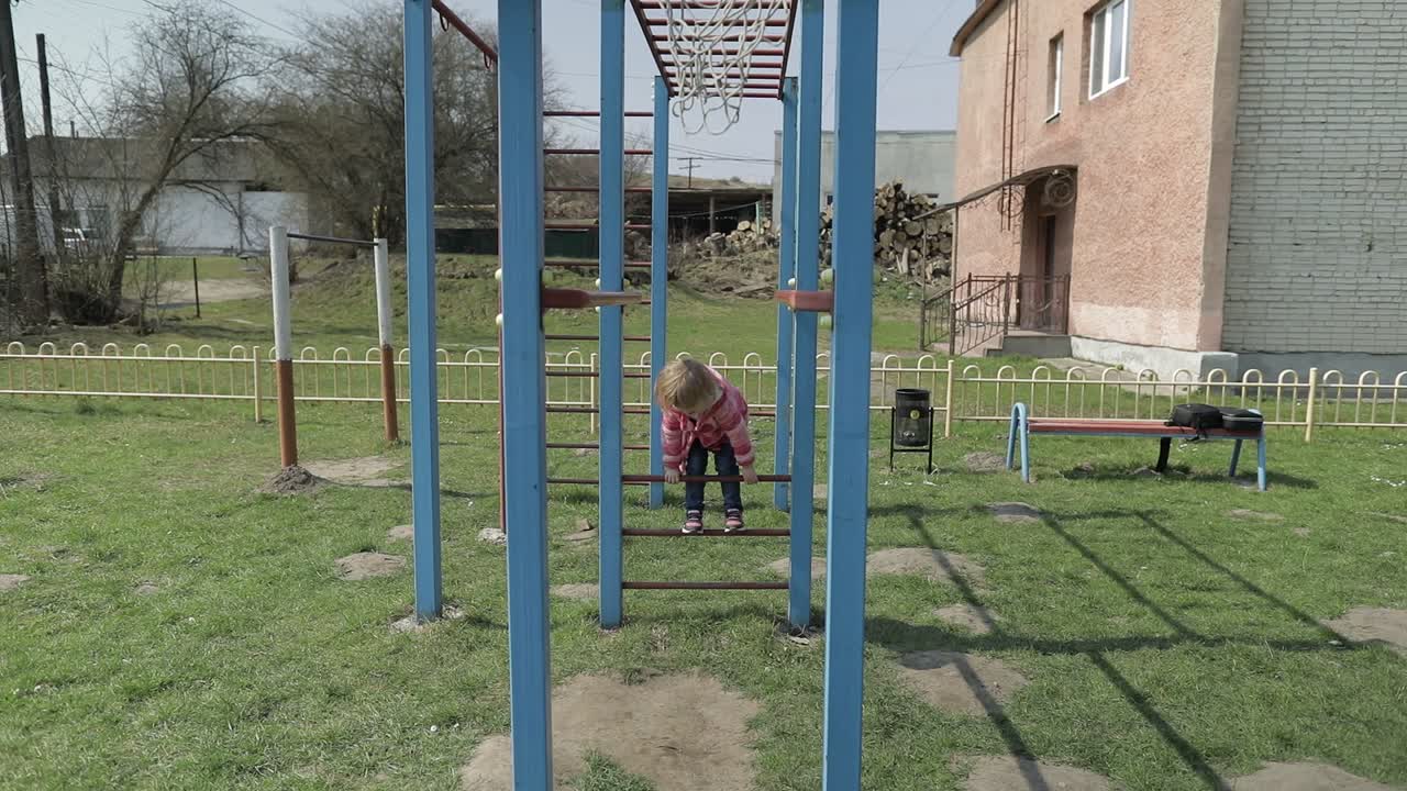 una chica linda y divertida está jugando. una niña alegre divirtiéndose en el patio de recreo