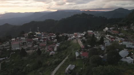 San-José-Del-Pacífico-Atardecer-En-El-Valle-De-Oaxaca-Pequeño-Pueblo-Famoso-Por-Los-Hongos-Mágicos