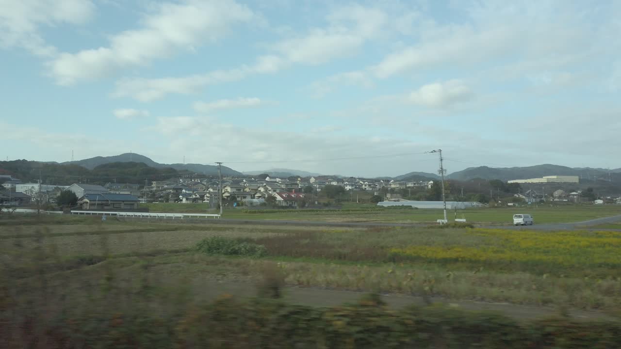 일본 낮에 기차가 빠르게 움직이는 동안 기차 창문을 통해 현지 시골 풍경 전망, 철로 측면의 자연 경관