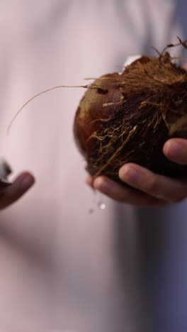 persona que drena agua de un coco